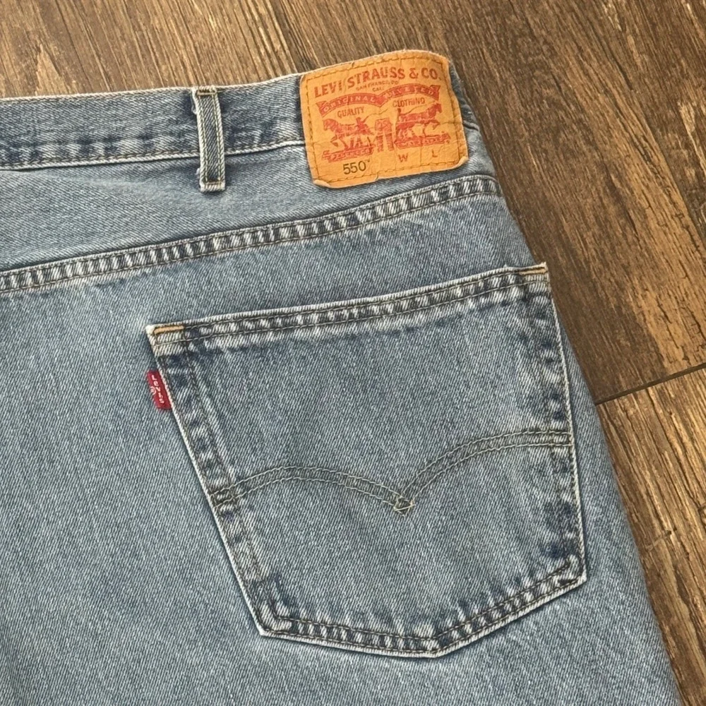 Levis 550 Mens Relaxed Fit Tapered Leg Light Wash Blue Denim Jeans 42x28 Frayed